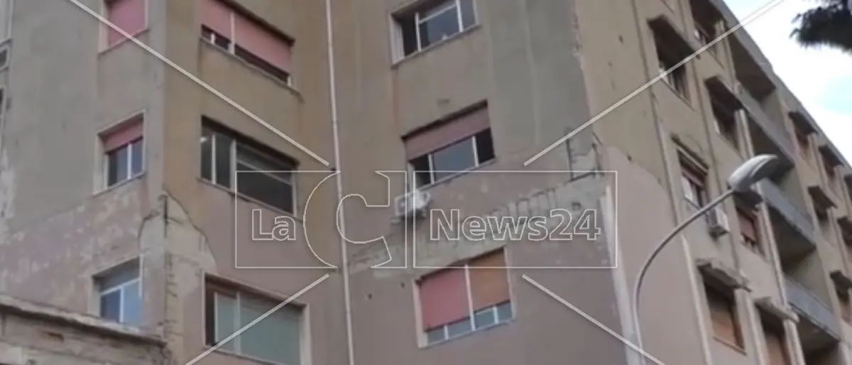 Scilla, l’ospedale costruito 50 anni fa con i soldi degli emigranti cade a pezzi: storia di una Calabria tradita