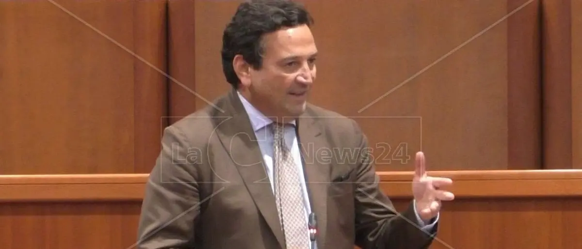 Orsomarso sulla stangata di Trenitalia: «Aumenti dovuti al contratto sottoscritto dalla giunta Oliverio»