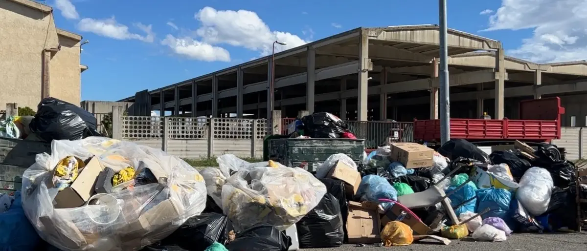 Emergenza rifiuti nella Sibaritide, cassonetti stracolmi e spazzatura lasciata per strada