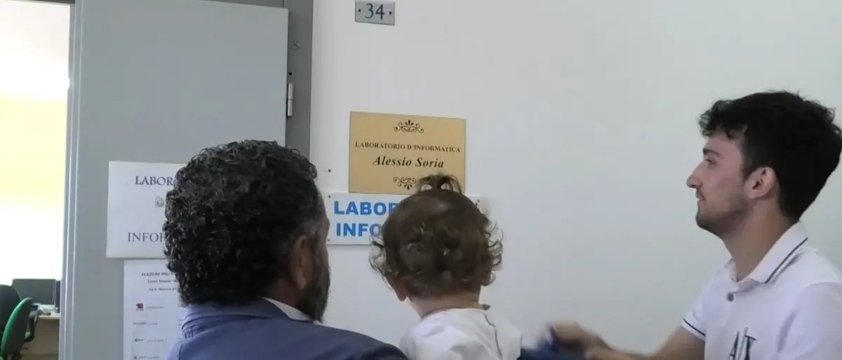 Paola, il liceo Galileo dedica l’aula di informatica al 21enne morto in un incidente in Croazia