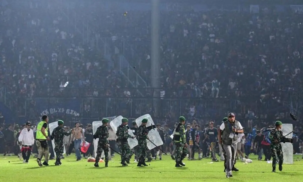 Tragedia in Indonesia, scontri allo stadio Kanjuruhan dopo una partita di calcio: almeno 129 morti