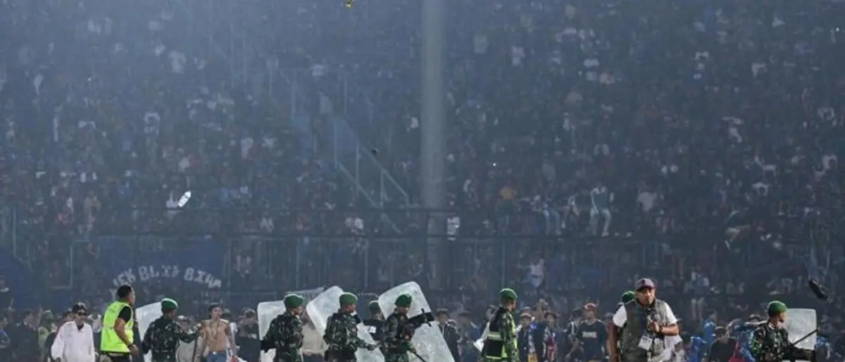Tragedia in Indonesia, scontri allo stadio Kanjuruhan dopo una partita di calcio: almeno 129 morti