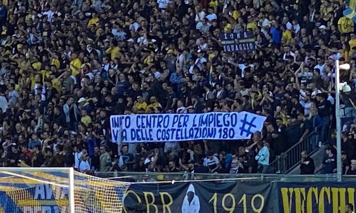 Modena-Reggina, è polemica su due striscioni esposti durante la partita dai tifosi emiliani