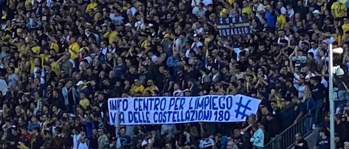 Modena-Reggina, è polemica su due striscioni esposti durante la partita dai tifosi emiliani