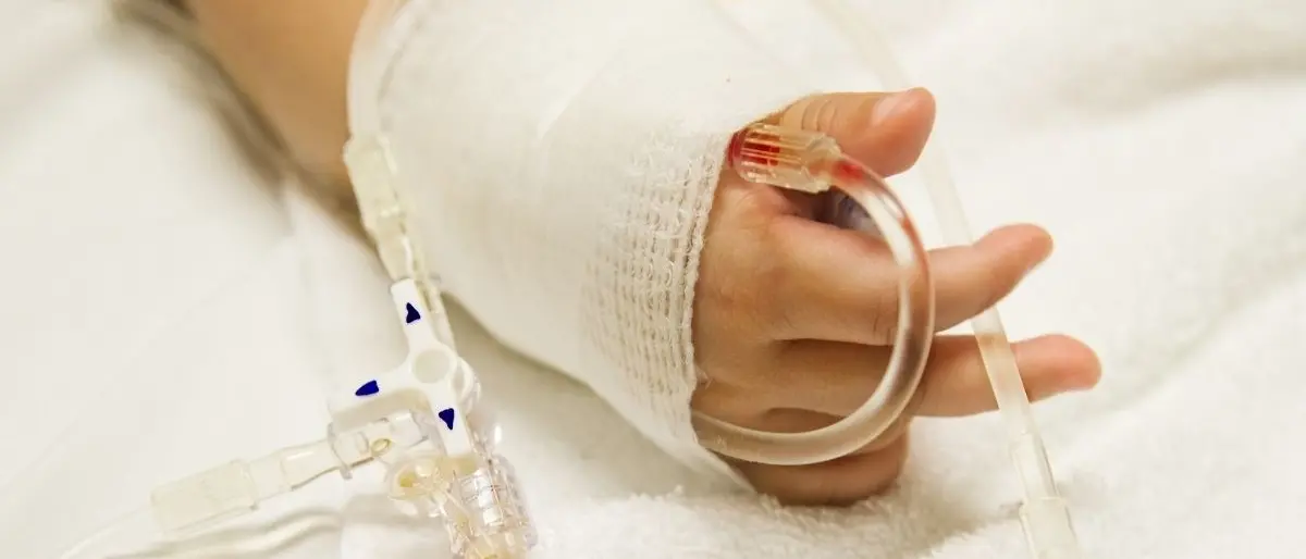 Calci e pugni a bimba di 8 mesi: fermato il compagno della madre