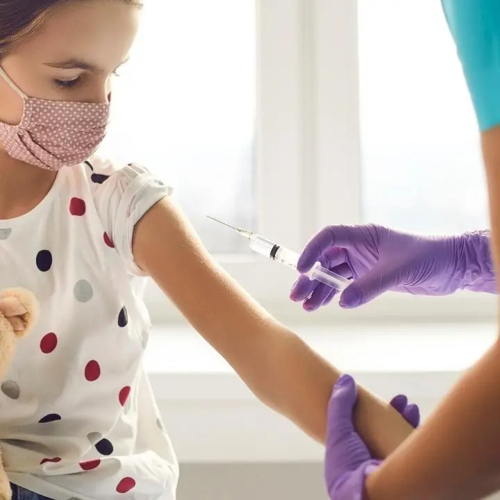 Covid, i pediatri avvertono: «Serve rilanciare i vaccini e rivalutare le mascherine a scuola»