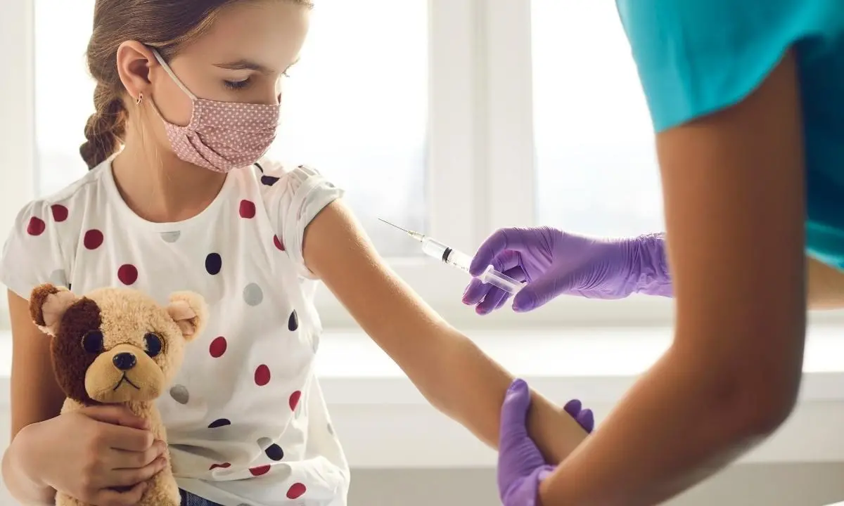 Covid, i pediatri avvertono: «Serve rilanciare i vaccini e rivalutare le mascherine a scuola»