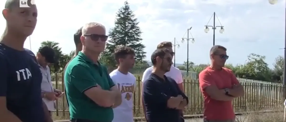 Piscina comunale chiusa da 2 anni, anche gli atleti protestano: «Abbiamo rinunciato ai nostri sogni»