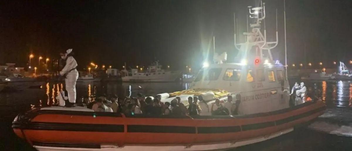 Tre sbarchi in una notte a Roccella Jonica: messi in salvo 232 migranti