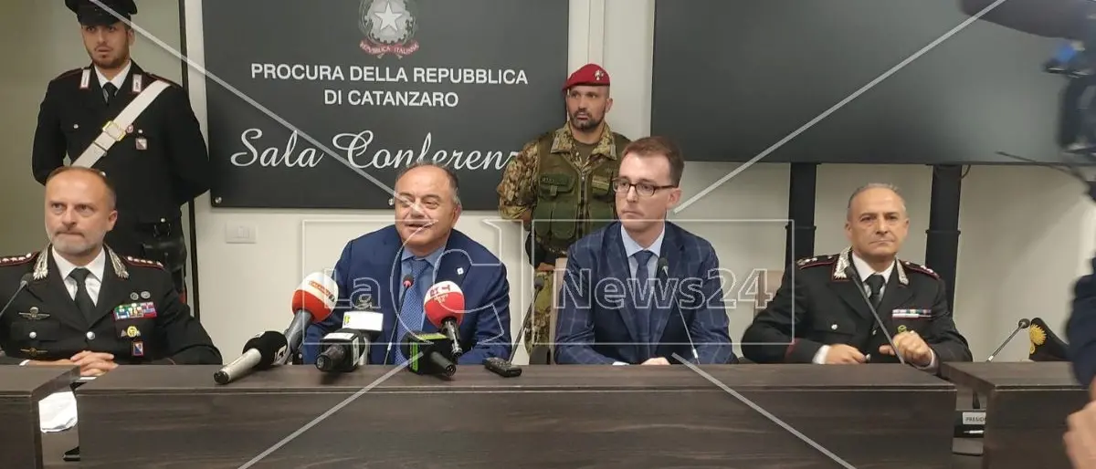 Le mani dei clan nel commercio del legname, Gratteri: «Scarti di rifiuti bruciati nella centrale a biomasse di Cutro»