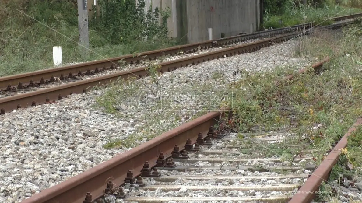 Tragedia nel Cosentino, treno travolge e uccide un ragazzo tra Mongrassano e Torano
