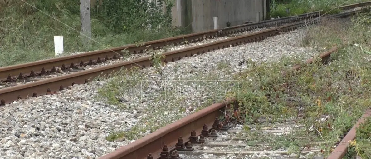 Tragedia nel Cosentino, treno travolge e uccide un ragazzo tra Mongrassano e Torano