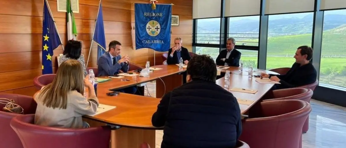 Regione Calabria, oltre 250 milioni per acquistare materiale rotabile e autobus: la delibera