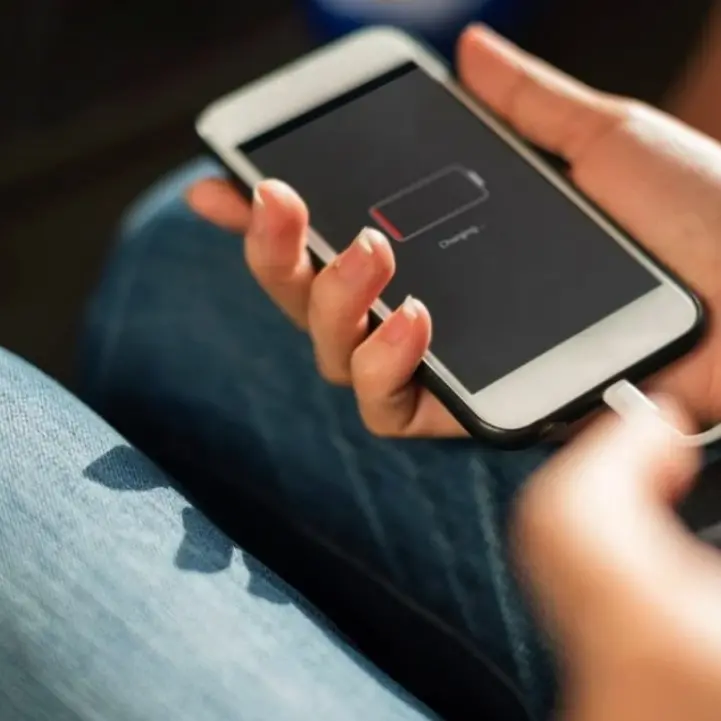 Caricabatteria unico per telefoni e tablet: via libera dal Parlamento europeo: sarà obbligatorio entro il 2024