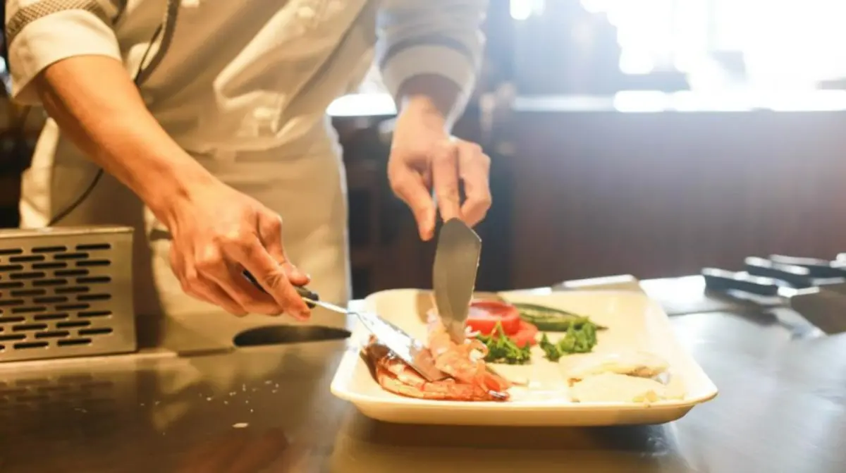 Il cuoco licenziato vuole rivolgersi ai sindacati, il boss: «Infame, vengo lì e ti infilzo alla testa»