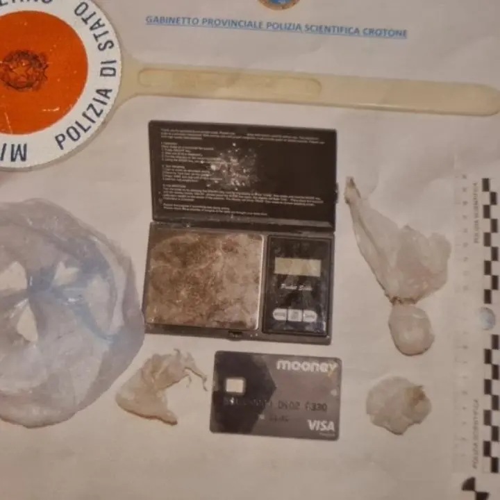 Nascondeva droga in un’officina: meccanico 54enne arrestato a Crotone