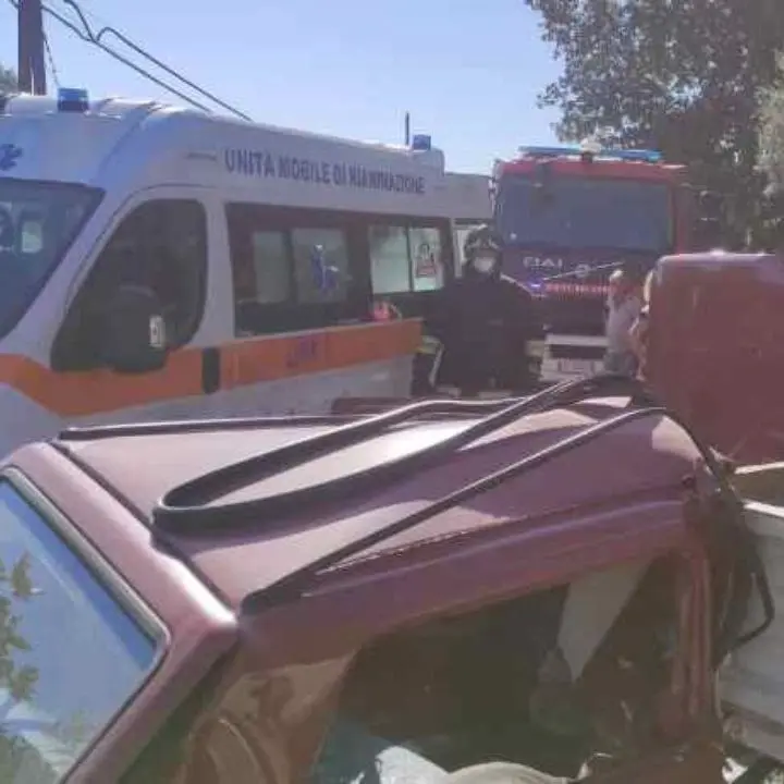 Incidente stradale nella Locride, scontro tra auto e camion: due feriti gravi portati in ospedale
