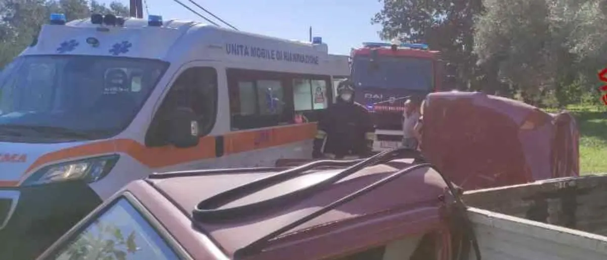 Incidente stradale nella Locride, scontro tra auto e camion: due feriti gravi portati in ospedale