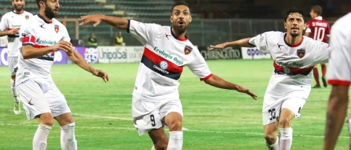 Verso il derby di Calabria, l’ex rossoblù Ettore Mendicino carica i lupi: «Il Cosenza può vincere a Reggio»