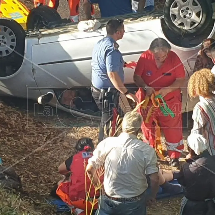 Incidente a Nocera Terinese, auto si ribalta e precipita in una scarpata: 3 feriti