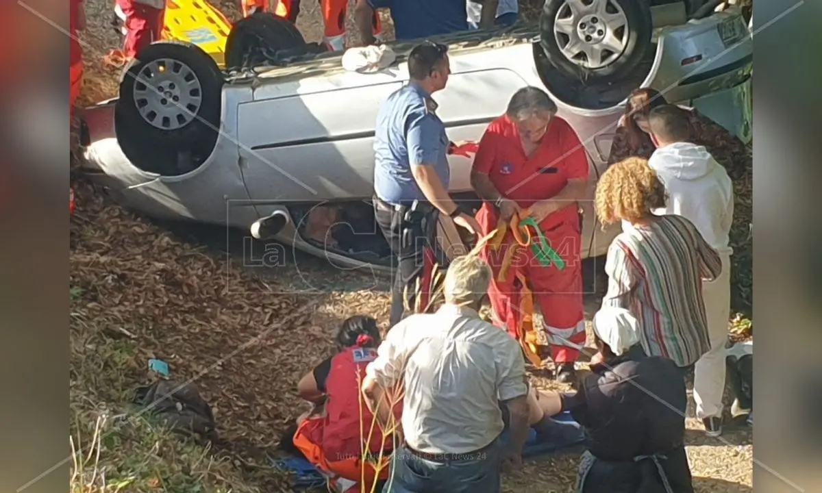 Incidente a Nocera Terinese, auto si ribalta e precipita in una scarpata: 3 feriti