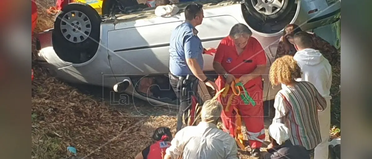 Incidente a Nocera Terinese, auto si ribalta e precipita in una scarpata: 3 feriti