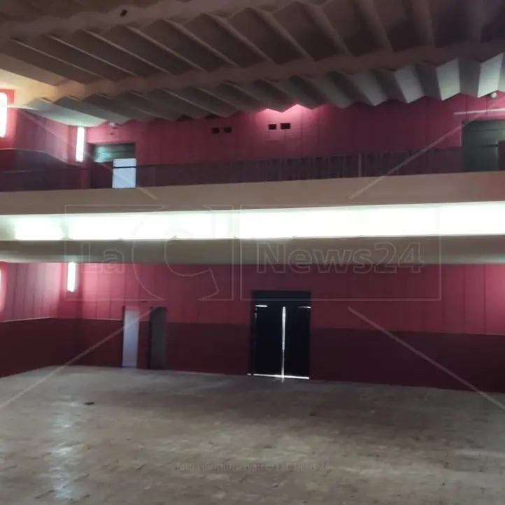 Il teatro che rischia di diventare un magazzino, a Gioiosa è guerra tra i proprietari e la coop che l’ha gestito per trent’anni