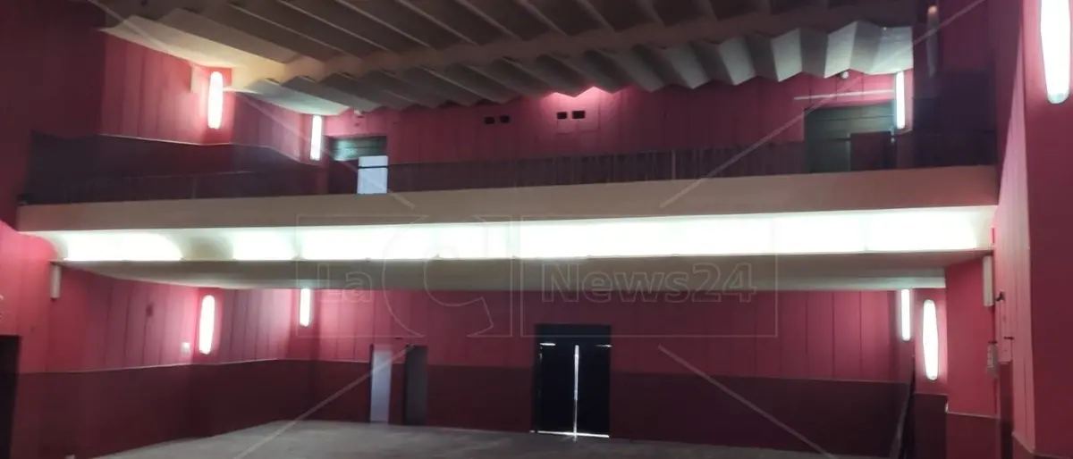 Il teatro che rischia di diventare un magazzino, a Gioiosa è guerra tra i proprietari e la coop che l’ha gestito per trent’anni