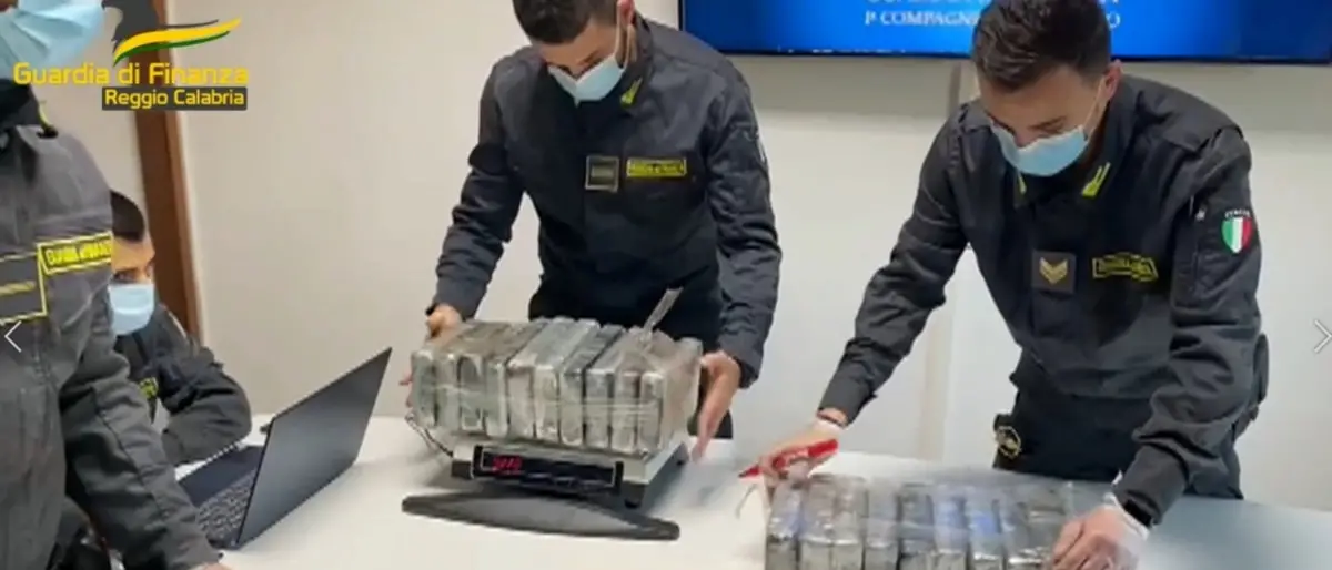La logistica del narcotraffico era al porto di Gioia: 36 arresti, c’è anche un funzionario dell’Agenzia dogane -NOMI