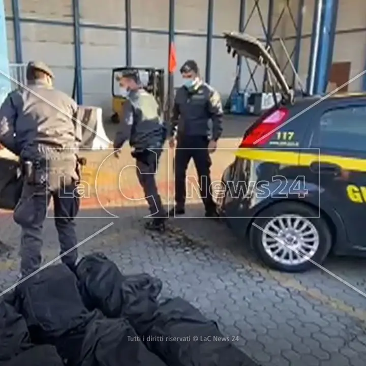 Narcos e portuali infedeli: così arrivavano a Gioia tonnellate di cocaina con la regia della ‘ndrangheta