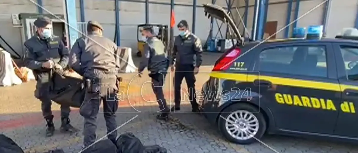 Narcos e portuali infedeli: così arrivavano a Gioia tonnellate di cocaina con la regia della ‘ndrangheta