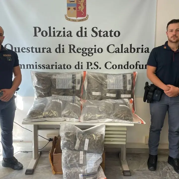 Viaggiavano sulla 106 con 15 chili di marijuana a bordo: arrestate due persone