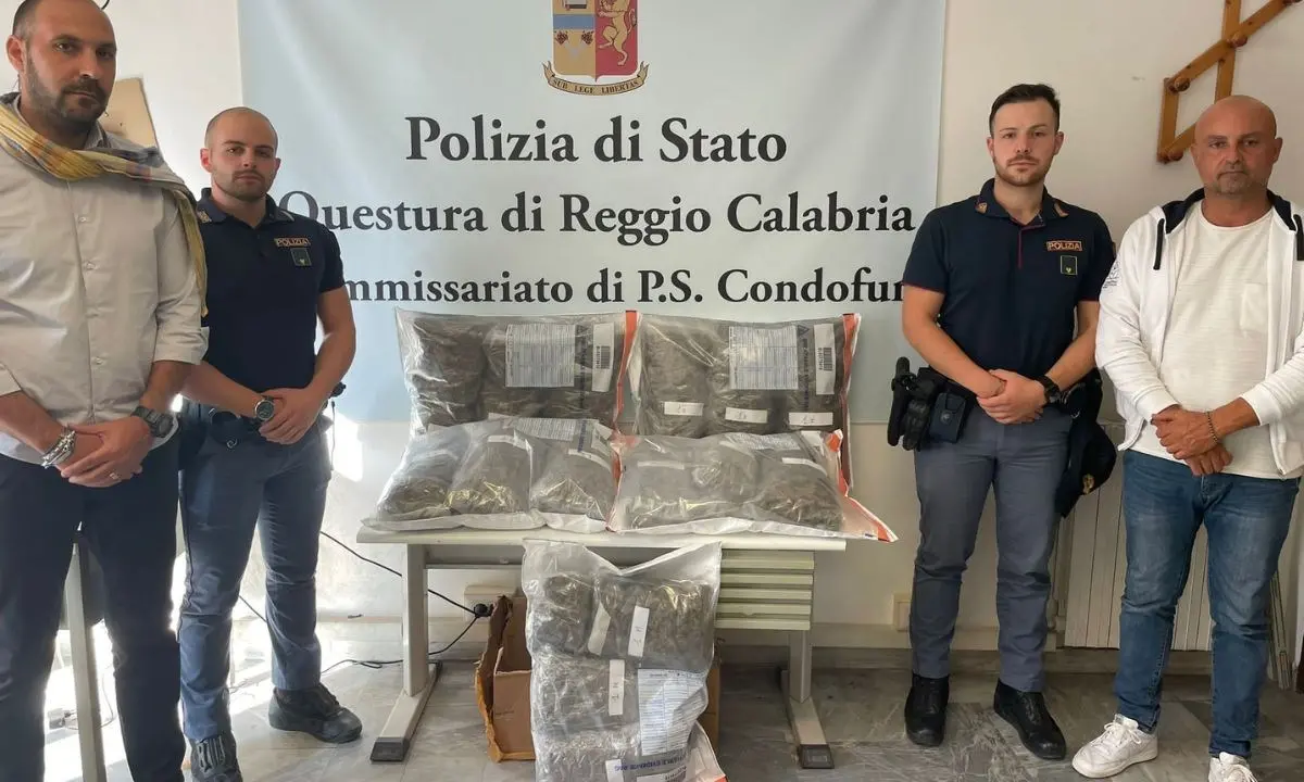 Viaggiavano sulla 106 con 15 chili di marijuana a bordo: arrestate due persone