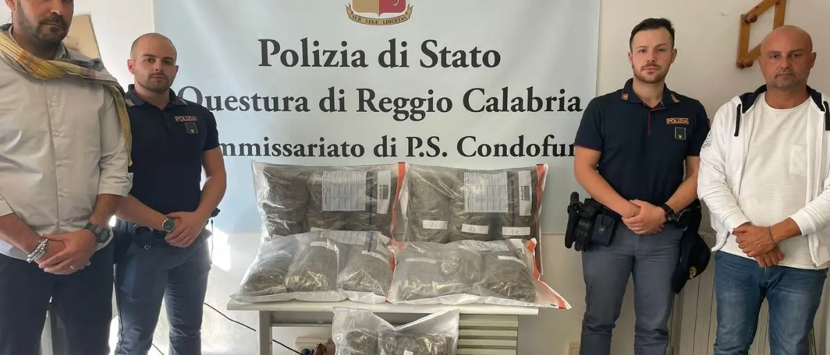 Viaggiavano sulla 106 con 15 chili di marijuana a bordo: arrestate due persone