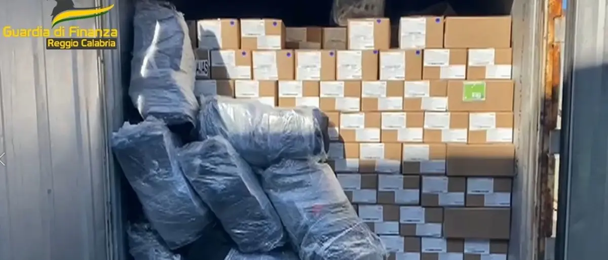 La mega mazzetta del doganiere: il valore di 9 chili di cocaina per farne uscire 300 dal porto di Gioia Tauro