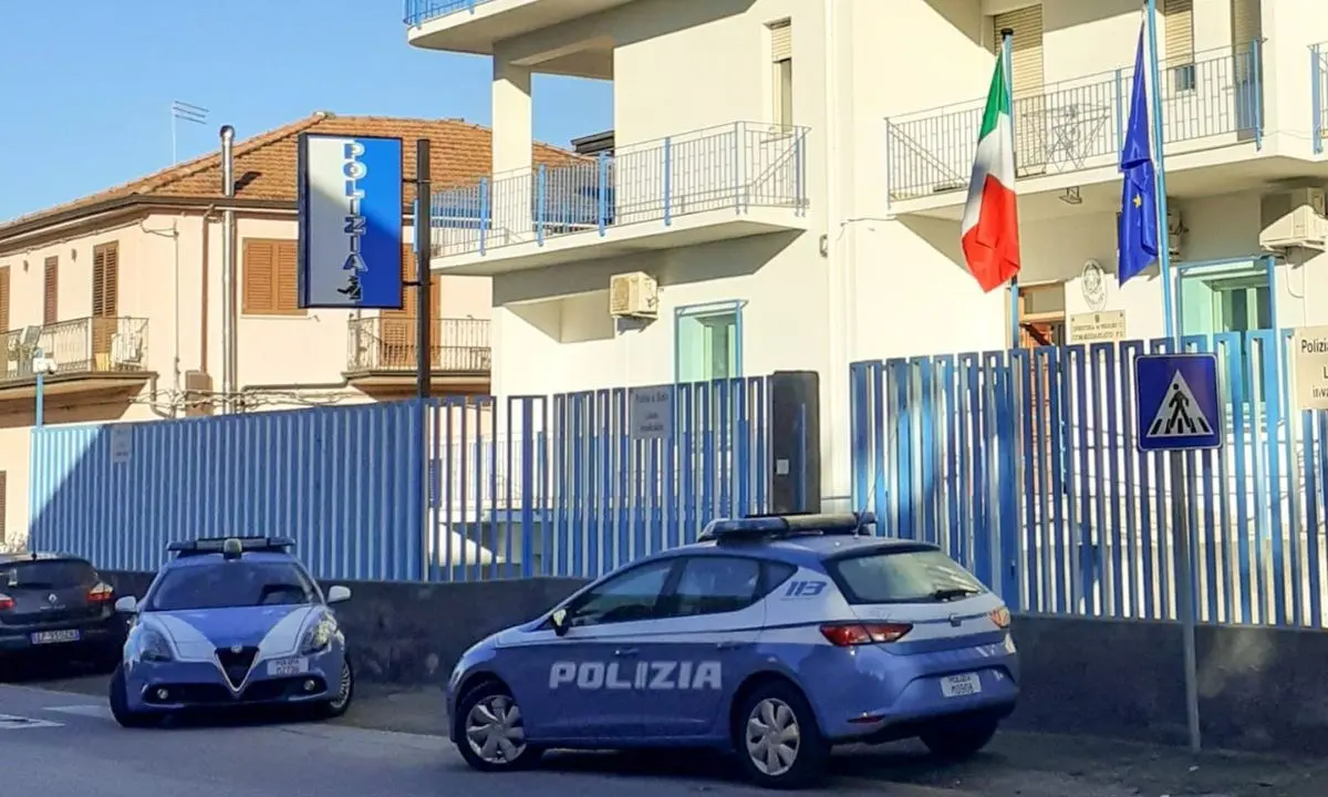 In casa 84 grammi di marijuana, in un edificio vicino 2 chili e un fucile: arrestata 60enne a Taurianova