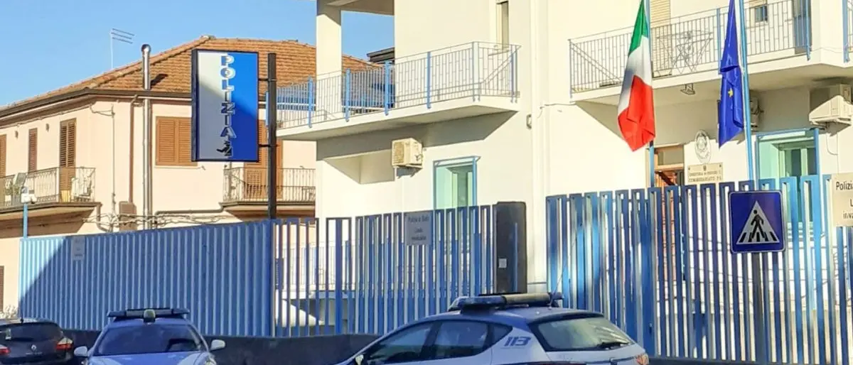 In casa 84 grammi di marijuana, in un edificio vicino 2 chili e un fucile: arrestata 60enne a Taurianova