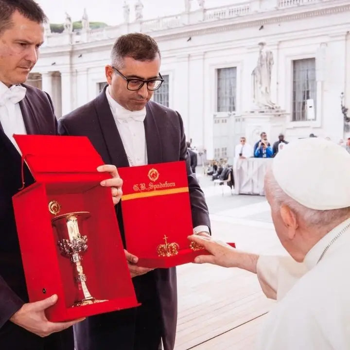 Due nuove opere sacre degli orafi calabresi Spadafora benedette da papa Francesco