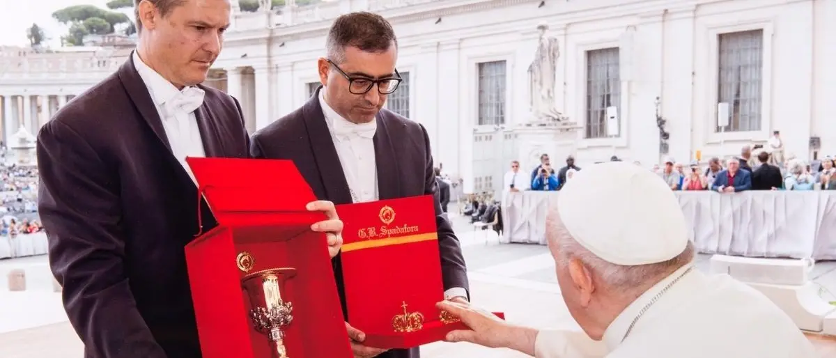 Due nuove opere sacre degli orafi calabresi Spadafora benedette da papa Francesco