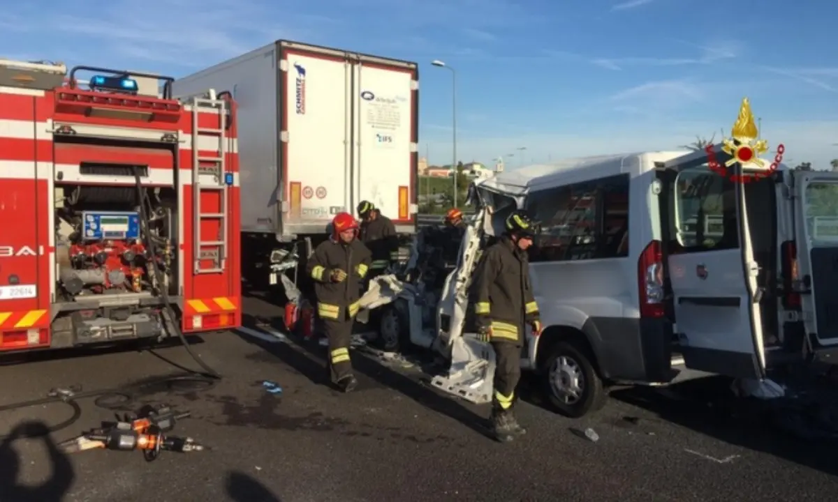 Cinque ragazzi Down perdono la vita in un incidente sull’A4, morto anche l’autista