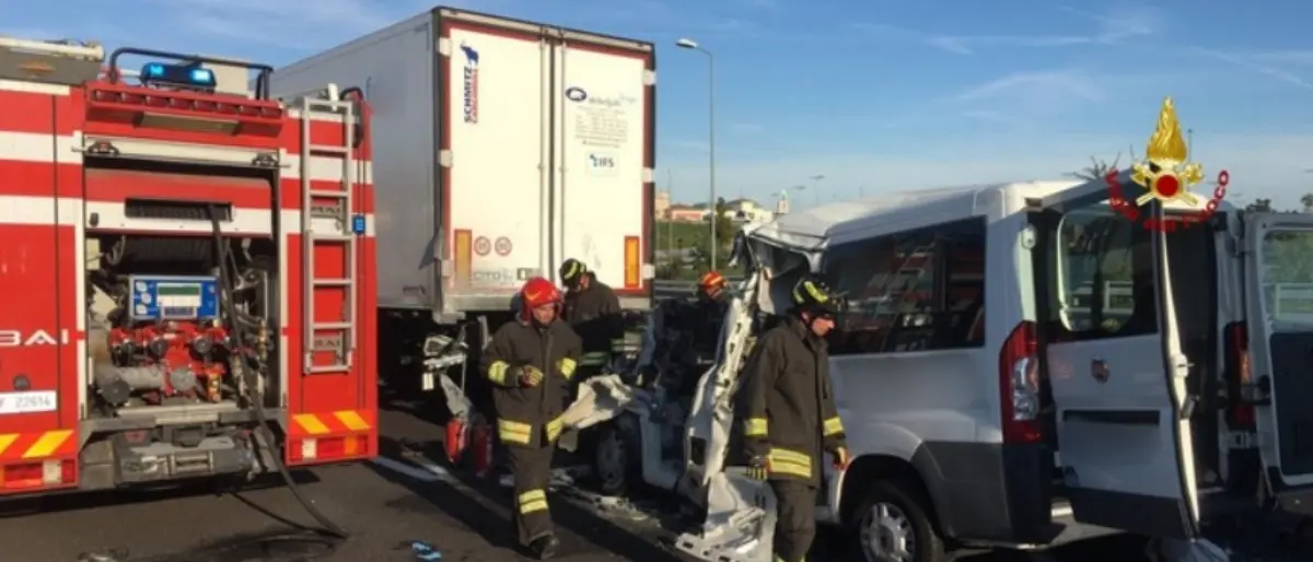 Cinque ragazzi Down perdono la vita in un incidente sull’A4, morto anche l’autista