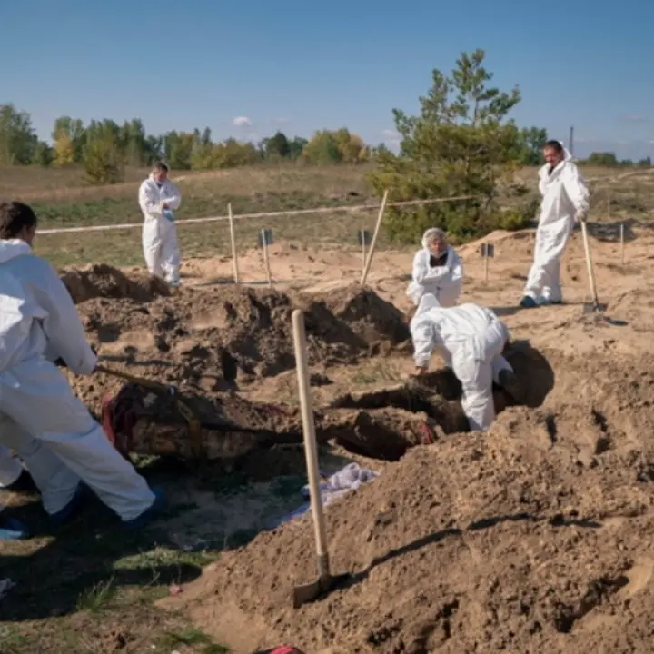 Scoperta a Lyman una nuova fossa comune con oltre 200 morti: tra le vittime anche bambini