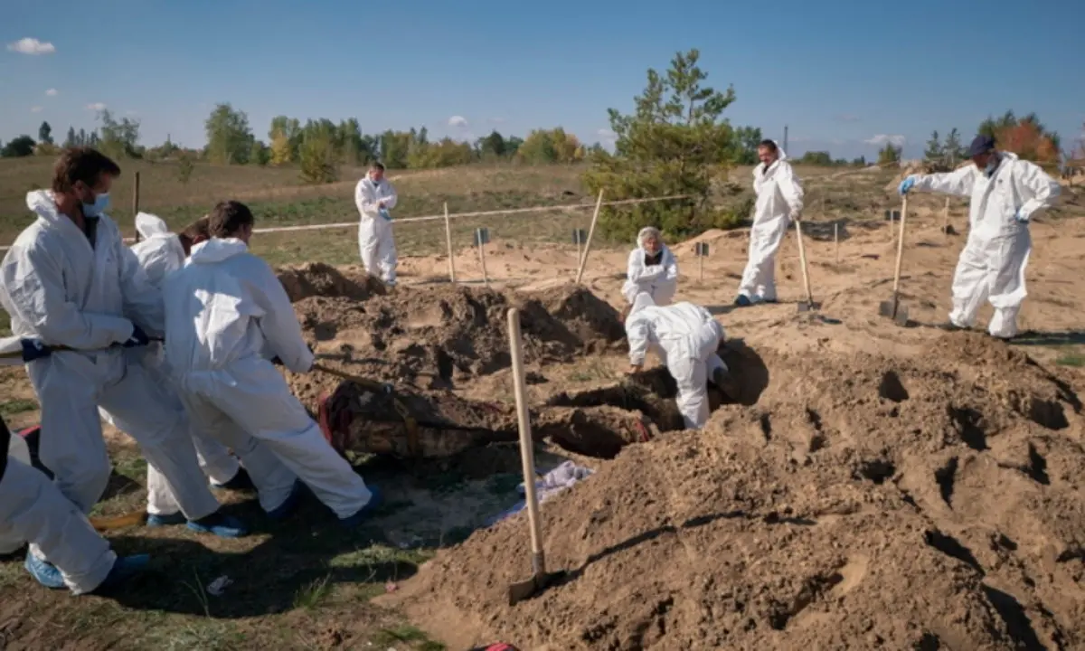 Scoperta a Lyman una nuova fossa comune con oltre 200 morti: tra le vittime anche bambini