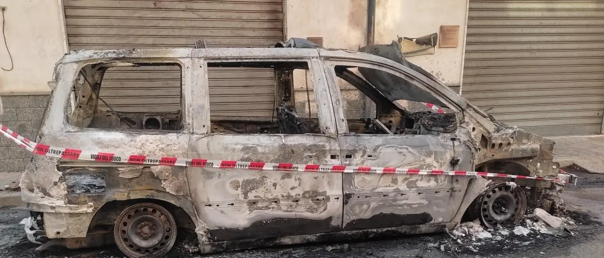 Incendio distrugge un’auto a Trebisacce: s’indaga per accertare la matrice dolosa