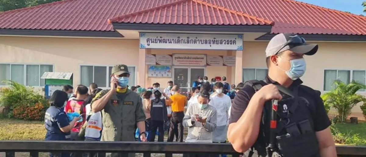 Emmy, tre anni, unica sopravvissuta al massacro nell’asilo thailandese: «Pensava che i compagni dormissero»