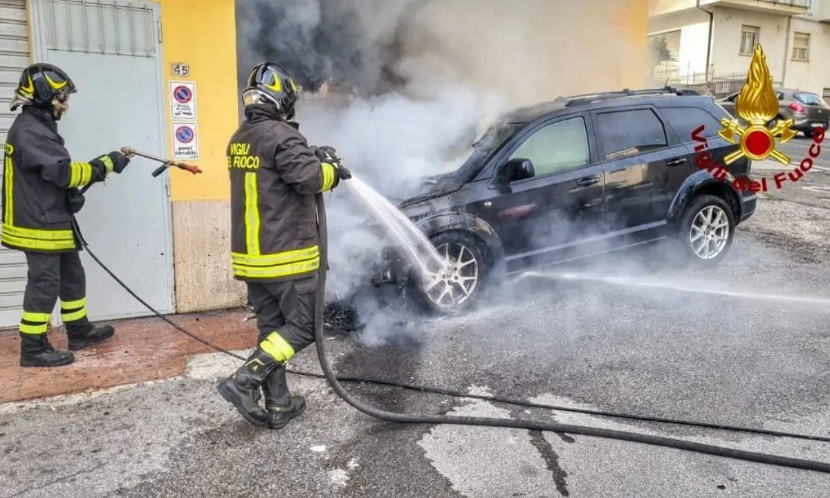 Incendio a Lamezia Terme, in fiamme un’auto in città parcheggiata vicino a delle case