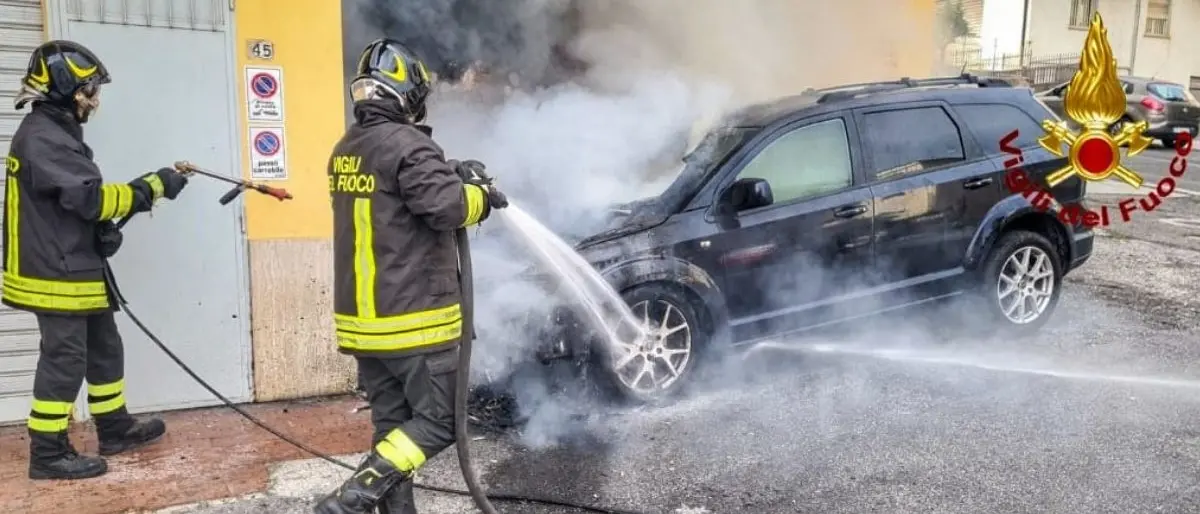 Incendio a Lamezia Terme, in fiamme un’auto in città parcheggiata vicino a delle case