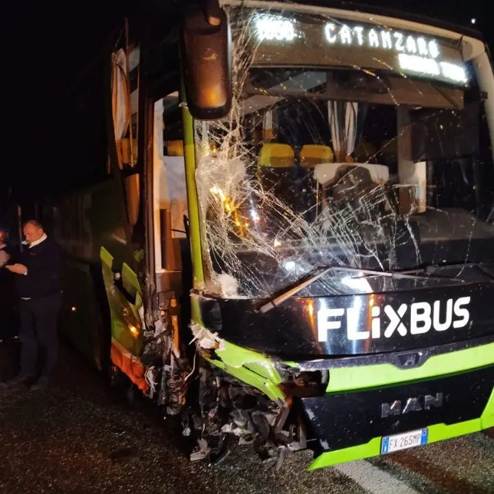 Incidente sull’A2, pullman con 50 calabresi a bordo rischia di precipitare nel vuoto