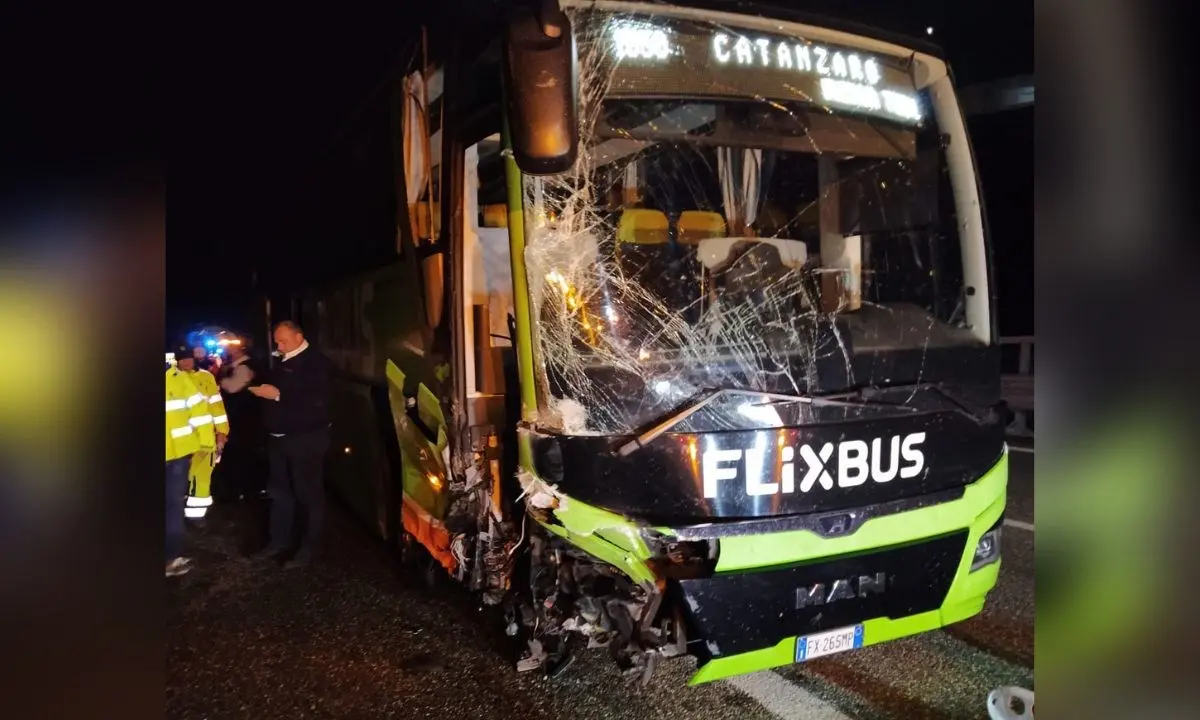 Incidente sull’A2, pullman con 50 calabresi a bordo rischia di precipitare nel vuoto