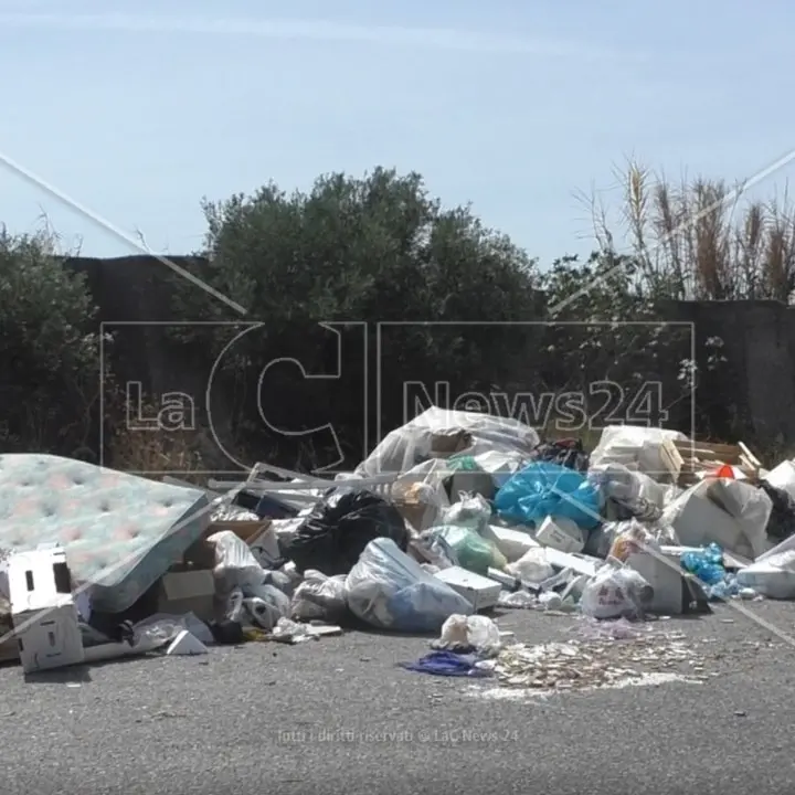 Sibaritide, è ancora emergenza rifiuti e Tavernise (M5s) a Occhiuto: «Grave rischio igienico-sanitario»